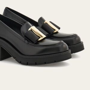 Ferragamo Vara Bow Loafer Sz 39 Excellent Condition *Current Season* $1,150